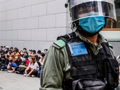 Un grupo de personas tras ser detenidas por la policía de Hong Kong, el pasado mayo.