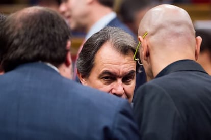 Artur Mas habla con Oriol Junqueras, el líder de Esquerra Republicana (a la izquierda, de espaldas), y con Raül Romeva, cabeza de lista de Junts pel Sí, ayer en el Parlamento de Cataluña.