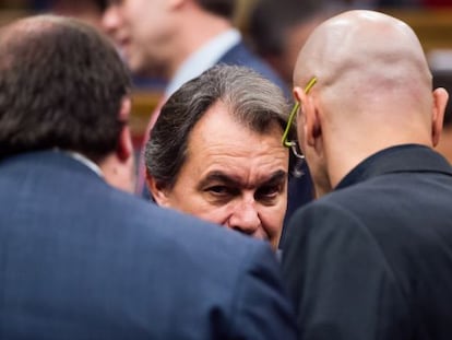 Artur Mas habla con Oriol Junqueras, el líder de Esquerra Republicana (a la izquierda, de espaldas), y con Raül Romeva, cabeza de lista de Junts pel Sí, ayer en el Parlamento de Cataluña.