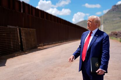 Donald Trump durante una visita al muro fronterizo con México, en agosto pasado.