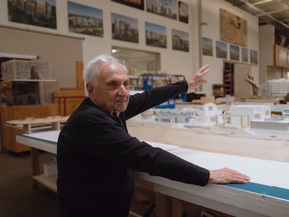 El arquitecto Frank Gehry en su estudio de Los Ángeles, en diciembre.