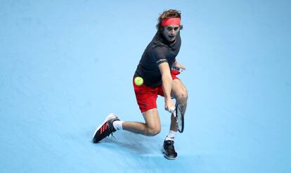 Zverev, durante el partido contra Isner, este viernes en Londres.