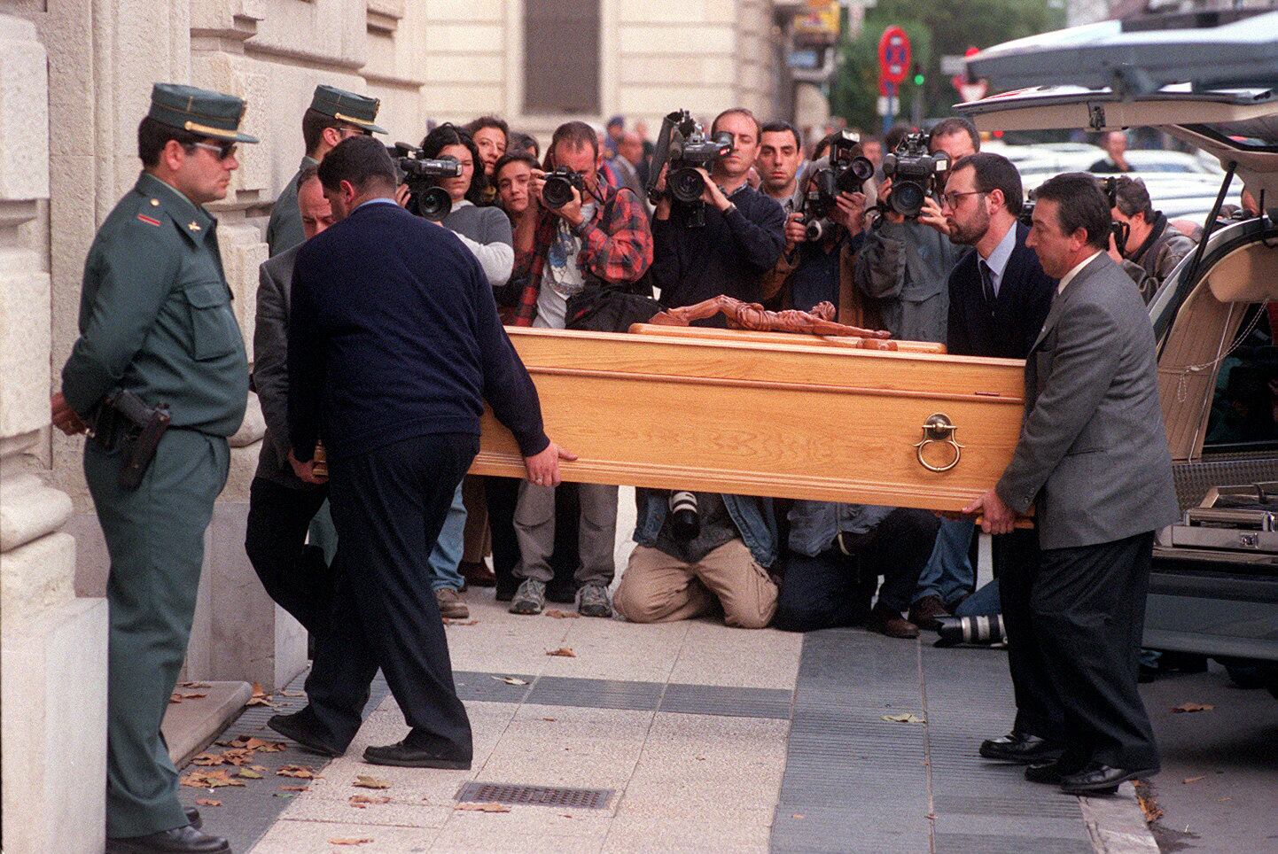 El 22 de octubre de 2000, varias personas trasladan el féretro de Máximo Casado, funcionario de prisiones asesinado por ETA en Vitoria.