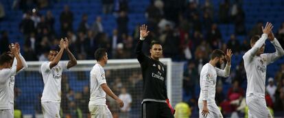 Los jugadores del Real Madrid saludan al público al final del partido.