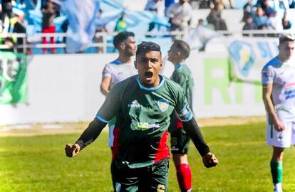 Jamal Bhuyan luego de anotar durante un partido con Sol de Mayo, el 18 de septiembre.