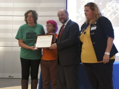 Sara V&aacute;zquez (izquierda), junto con otras dos representantes PAH, recibe el premio Ciudadano Europeo del A&ntilde;o 2013 de manos del presidente del Parlamento Europeo, Martin Schulz.