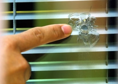 Impacto de una bala en un cristal del centro de salud Potes, en Villaverde Alto ( Madrid) . La consejería de Sanidad de la CAM, ha protegido el ambulatorio con cristales blindados, alarmas y guardias, debido a los constantes ataques y agresiones a sus empleados.