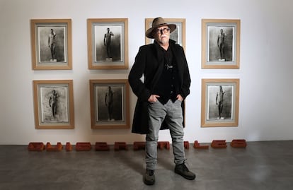 El artista colombiano Miguel Ángel Rojas en la galería La Cometa, en Madrid.