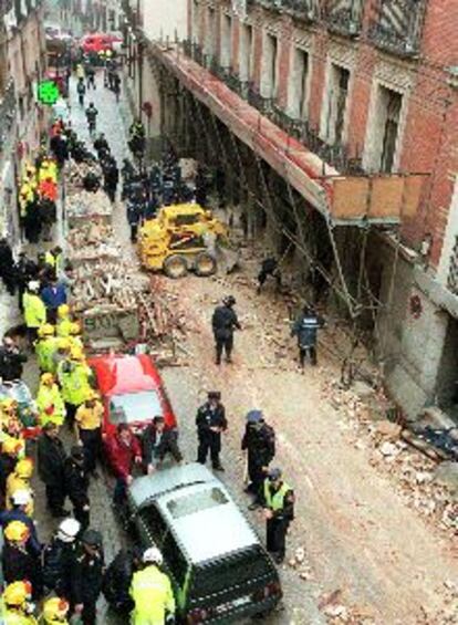 Fachada del edificio en obras siniestrado ayer en la calle del Factor.