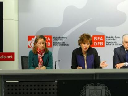De izquierda a derecha, Inés Monguilot, Josune Ariztondo y Pedro Campo en la presentación de la Bizkaiko Kultur Txartela. 