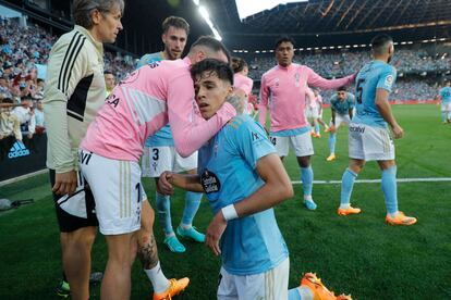 Iago Aspas celebra la permanencia con Veiga en Balaídos.