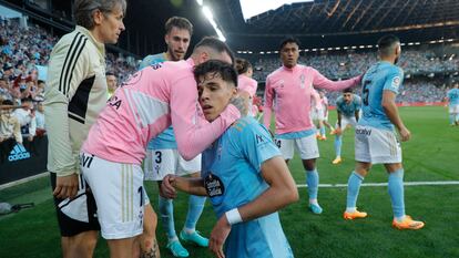 Iago Aspas celebra la permanencia con Veiga en Balaídos.