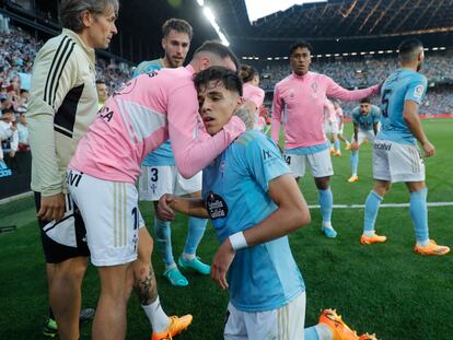 Iago Aspas celebra la permanencia con Veiga en Balaídos.