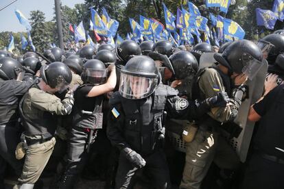 Agentes de la policía protegen la entrada al Parlamento de Kiev (Ucrania) durante los duros enfrentamiento con los manifestantes.