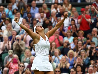 Jessica Bouzas celebra su victoria sobre Vondrousova en la Centre Court de Wimbledon.