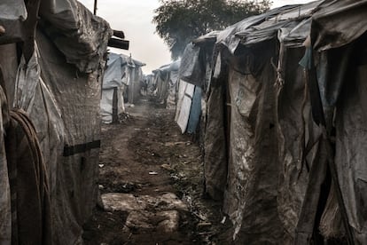 El campo de protección de civiles, en el que las tiendas se adosan unas a otras sin ninguna intimidad, es un paraíso para las epidemias. A lo largo de los últimos años, sus instalaciones, que forman uno de los mayores campamentos para desplazados internos y refugiados de Sudán del Sur bajo la protección de UNMISS, han acogido a alrededor de 115.000 personas en tiendas provisionales. Tras los enfrentamientos en la zona y hasta finales de 2013 llegaron sobre todo miembros de la tribu nuer en busca de refugio. Sucesivamente, su población fue aumentando.