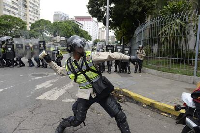 A polícia lança gás lacrimogêneo contra os manifestantes que protestavam contra os novos poderes de emergência decretados nesta semana pelo presidente Nicolás Maduro, em Caracas.