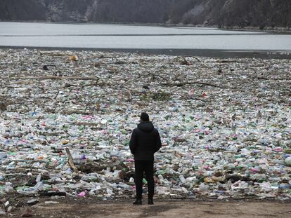 Residuos, muchos de ellos envases de plástico, acumulados cerca del río Drina, tras unas lluvias a principios de enero en Sarajevo, Bosnia y Herzegovina.