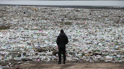 Residuos, muchos de ellos envases de plástico, acumulados cerca del río Drina, tras unas lluvias a principios de enero en Sarajevo, Bosnia y Herzegovina.