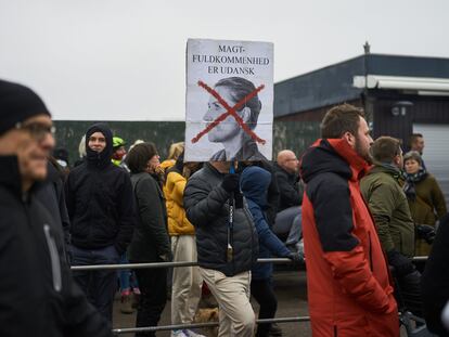 Cientos de daneses protestan contra el Gobierno de Mette Frederiksen, el 21 de noviembre de 2020, en Copenhague.