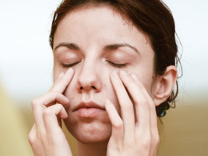 Conseguir un contorno de ojos adecuado a cada edad es posible con esta selección. GETTY IMAGES.