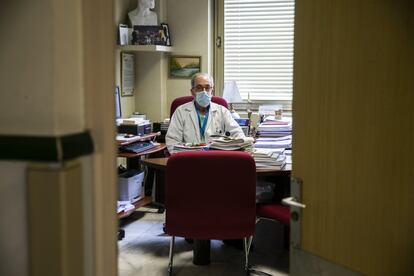 Jesús Millán, jefe de Medicina Interna, cuenta que ha visto de todo, "pero jamás esto". Dice que como jefe de servicio "se pasan momentos terribles, de soledad". "Es muy duro ver las lágrimas de tus médicos porque no llegan a más. Luego te vas al despacho y lloras tú". También opina que esto traerá cosas positivas: "Veremos que se puede ejercer la medicina con unos patrones distintos a los que pensábamos, han caído barreras y nuestra organización futura va a aprender mucho de esto, para hacer las cosas mejor desde otra perspectiva".