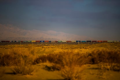 Un tren de mercancías procedente de China pasa cerca de Khorgos, una zona de Kazajistán fronteriza con China.    