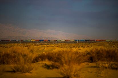 Un tren de mercancías procedente de China pasa cerca de Khorgos, una zona de Kazajistán fronteriza con China.    