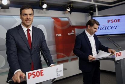 El secretario general del PSOE, Pedro Sánchez (i), junto al secretario de Economía del partido, Manuel de la Rocha (d), este viernes en la sede del PSOE.