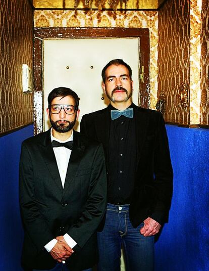 José Martret y Alberto Puraenvidia, directores y fundadores de La Casa de la Portera, posan en la entrada de la sala de Lavapiés.