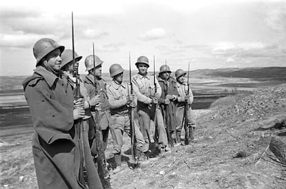 Seis soldados y un sargento republicanos, en una elevación del terreno en 1937 durante la batalla del Jarama