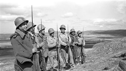 Seis soldados y un sargento republicanos, en una elevación del terreno en 1937 durante la batalla del Jarama.