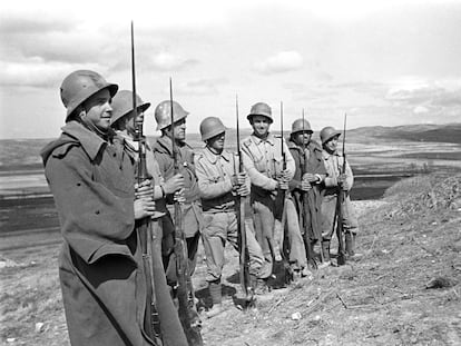 Seis soldados y un sargento republicanos, en una elevación del terreno en 1937 durante la batalla del Jarama.