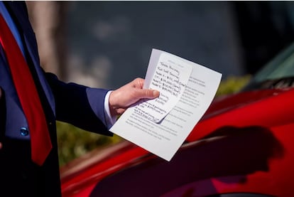 Donald Trump sostiene un papel con las especificaciones de los vehículos Tesla, este martes en la Casa Blanca.