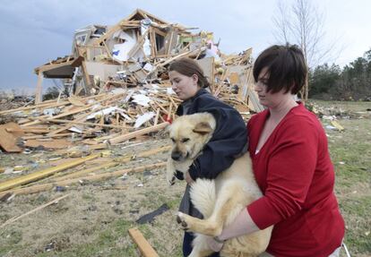 Lisa Copeland (derecha) y Kacie Rose se llevan a un perro a un refugio antes de que una segunda ola de tornados llegue a Ooltewahh (Tennessee).