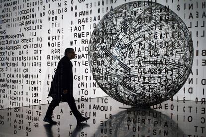 El artista plástico, escultor y grabador Jaume Plensa pasea el jueves pasado junto a sus obras 'Glückauf?' y 'Seft-portait whit music', pertenecientes a la exposición que le dedica el Museo de Arte Contemporáneo de Barcelona (MACBA). 22 años después de su última muestra en la capital catalana, Plensa regresa con una muestra de obras que abarca desde la década de 1980 hasta las más actuales.