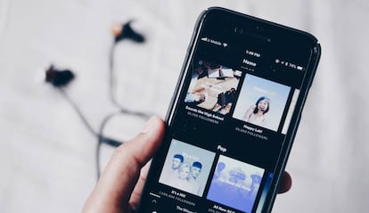 Un usuario de Spotify selecciona música en su móvil.