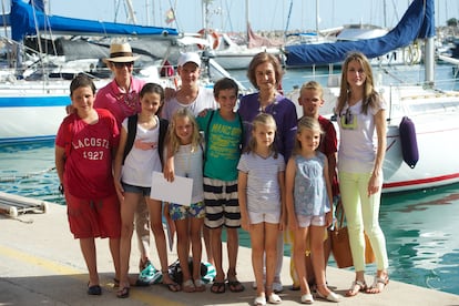 Durante años, las vacaciones familiares en Palma (Mallorca) fueron una tradición de la Familia Real española. Los divorcios, los procesos judiciales y la abdicación de Juan Carlos I acabó con las estancias de la familia reunida en la isla balear. El año 2013 serían las últimas vacaciones de Felipe y Letizia como príncipes de Asturias antes de convertirse en reyes de España. El 2 de agosto de 2013 se produjo una imagen muy especial en la que aparece la reina Sofía acompañada de sus ocho nietos, su hija Elena y su nuera, Letizia. Un posado que llegó después de que los hijos de las infantas Elena y Cristina fuesen a recoger sus diplomas tras haber participado en un curso de vela, uno de los deportes favoritos de los Borbones. A partir de aquel año, los posados veraniegos en Mallorca redujeron drásticamente sus protagonistas, y se limitaron a los Reyes y sus dos hijas.