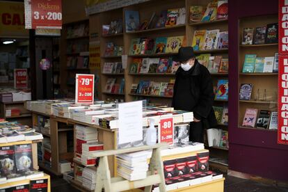 Un hombre en una librería de Buenos Aires.