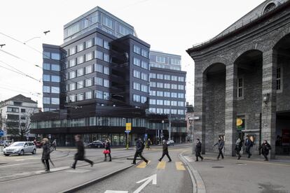 El edificio que alberga el Museo es el Haus zur Enge, obra del arquitecto suizo Werner Stücheli, y está situado en el corazón de Zürich.