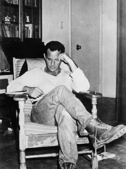 <p><strong> ¿Quién? </strong>El estadounidense Jean-Louis Kerouac, líder de la Generación Beat, un poco hippie y a la vez <em>bon vivant</em>, puede que demasiado. <strong>A ver, ¿qué es lo más famoso que ha escrito? </strong><em>En el camino</em>.<strong> ¿Qué me cuentas de su vida?</strong> Se dedicó a viajar, a beber, a conocer mundo, se casó, tuvo una hija, se divorció, descubrió el budismo y tecleó sus obras con tal furia y rapidez que pegaba los folios con tiras blancas adhesivas para no perder tiempo en meter una nueva hoja en la máquina de escribir cada pocos minutos. Tras una vida tan emocionante, se murió mientras vivía en casa de su madre. <strong>¿Cuál podría ser su presentación en Tinder?</strong> "quieroconoceralamordemividaahoramismonoimportaloquepasaramañana"</p>