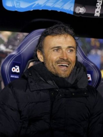 Luis Enrique sonríe en el banquillo de Riazor.