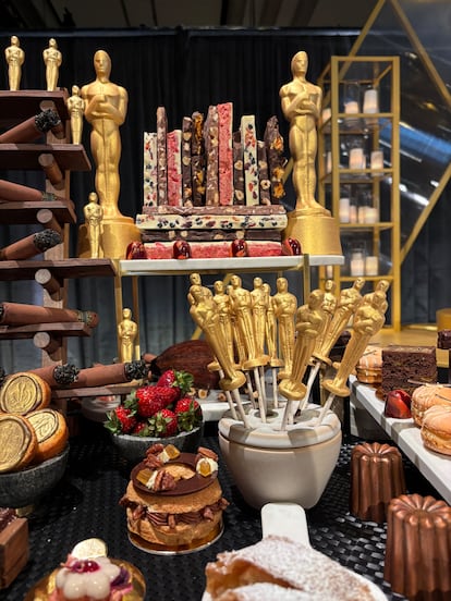 Oscars de chocolate, canelés, tartas de manzana, puros de chocolate y otros postres que se servirán en la fiesta posterior a los Oscar, el 2 de marzo de 2025.