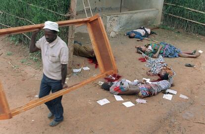 Los hutus atribuyeron el magnicidio a los tutsis del Frente Patriótico Ruandés (FPR), movimiento guerrillero con el que habían librado una guerra civil intermitente desde 1990. En la imagen, un hombre saquea una vivienda tras ser asesinados sus propietarios, en la ciudad de Kigali, 11 de abril de 1994.