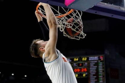 Doncic machaca la canasta durante el segundo partido de la final de la Liga ACB.