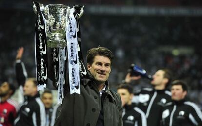 Laudrup levanta la Copa de la Liga ganada ante el Bradford.