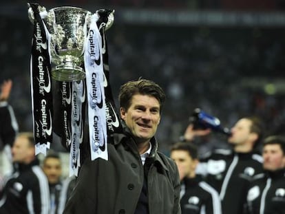 Laudrup levanta la Copa de la Liga ganada ante el Bradford.