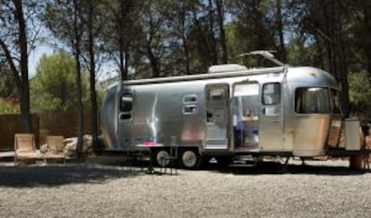 Caravana en Alozaina, en la malagueña Sierra de las Nieves, que se alquila a través de Airbnb.