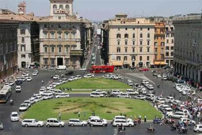 Grupos de taxistas comienzan a reunirse en la plaza Venecia de Roma para bloquear el tráfico.