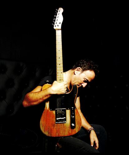Bruce Springsteen posa con su guitarra Fender Esquire en 2013. El legendario instrumento se asocia al cantante desde su icónica portada del álbum 'Born to Run'.